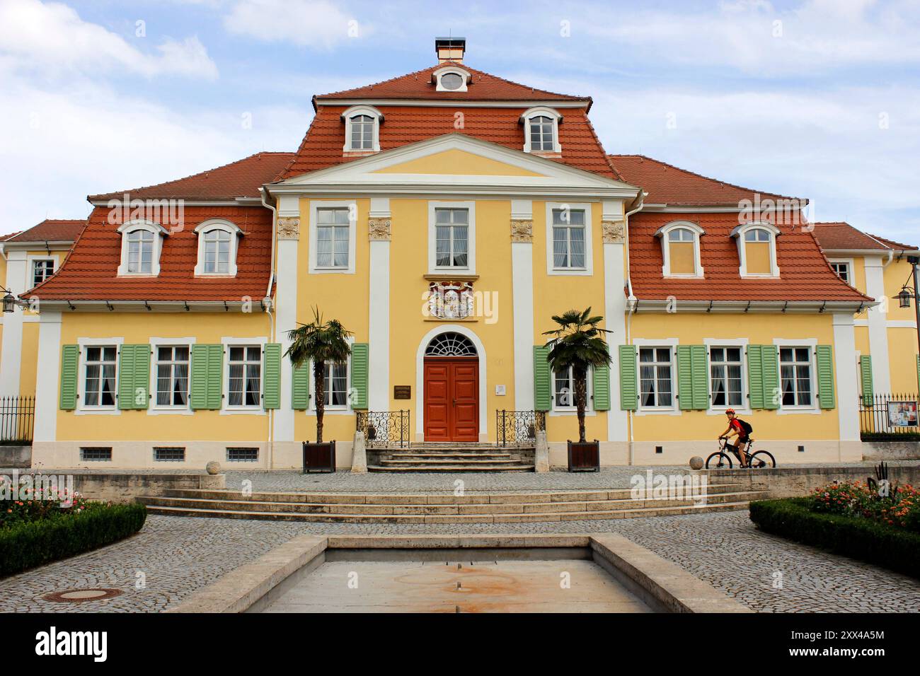 Frederikenschlösschen Bad Langensalza Bad Langensalza, 20.08.2024 Frederikenschlösschen an der Kurpromenade a Bad Langensalza. Die Gartenvilla verdankt ihren Namen der Herzogwitwe Friederike von Sachsen-Weißenfels 1715 1775. Nach dem Ableben ihres Mannes Johann Adolph II. Bezog Friederike AM 24. Novembre 1746 das Schloss Dryburg. Im Jahr 1749 erwarb sie vor der Stadtmauer ein Bürgerliches Grundstück. Dieses bebaute sie von 1749 bis 1751 als eine Sommerresidenz mit zwei Kavaliershäuschen. SIE vergrößerte das Gartengrundstück und gestaltete es als barocke Gartenanlage mit Wagen- und Stallhaus A. Foto Stock