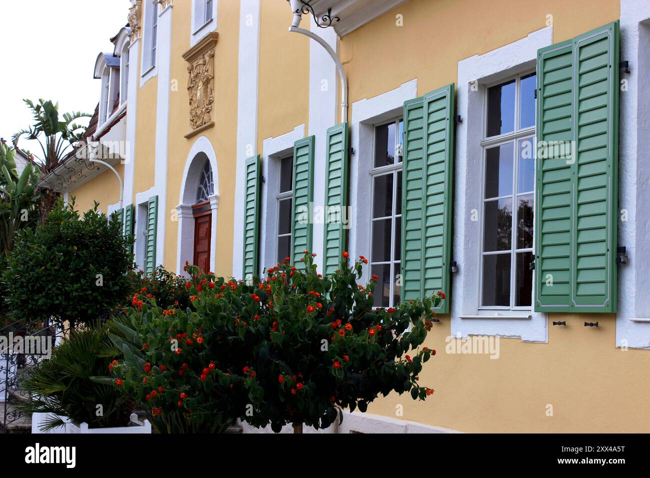 Frederikenschlösschen Bad Langensalza Bad Langensalza, 20.08.2024 Frederikenschlösschen an der Kurpromenade a Bad Langensalza. Die Gartenvilla verdankt ihren Namen der Herzogwitwe Friederike von Sachsen-Weißenfels 1715 1775. Nach dem Ableben ihres Mannes Johann Adolph II. Bezog Friederike AM 24. Novembre 1746 das Schloss Dryburg. Im Jahr 1749 erwarb sie vor der Stadtmauer ein Bürgerliches Grundstück. Dieses bebaute sie von 1749 bis 1751 als eine Sommerresidenz mit zwei Kavaliershäuschen. SIE vergrößerte das Gartengrundstück und gestaltete es als barocke Gartenanlage mit Wagen- und Stallhaus A. Foto Stock