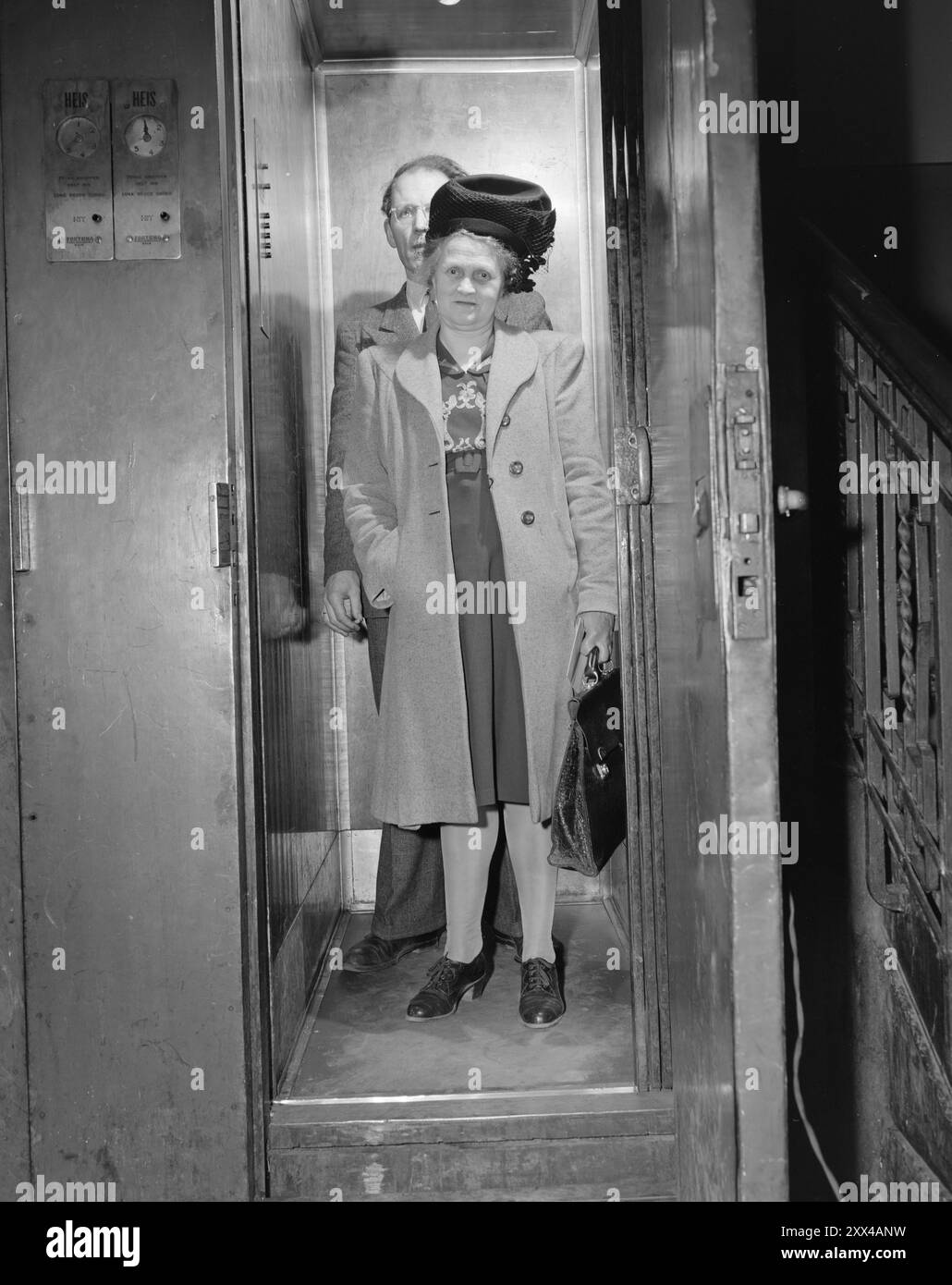 11-1949: Anniversario della visita alla LabyrinthPeople's House di Oslo. - Nel vecchio compito principale, c'erano finalmente degli ascensori, ma sono fatti per gli adulti. Foto; Sverre A. Børretzen / Aktuell / NTB ***FOTO NON ELABORATA*** il testo dell'immagine viene tradotto automaticamente Foto Stock