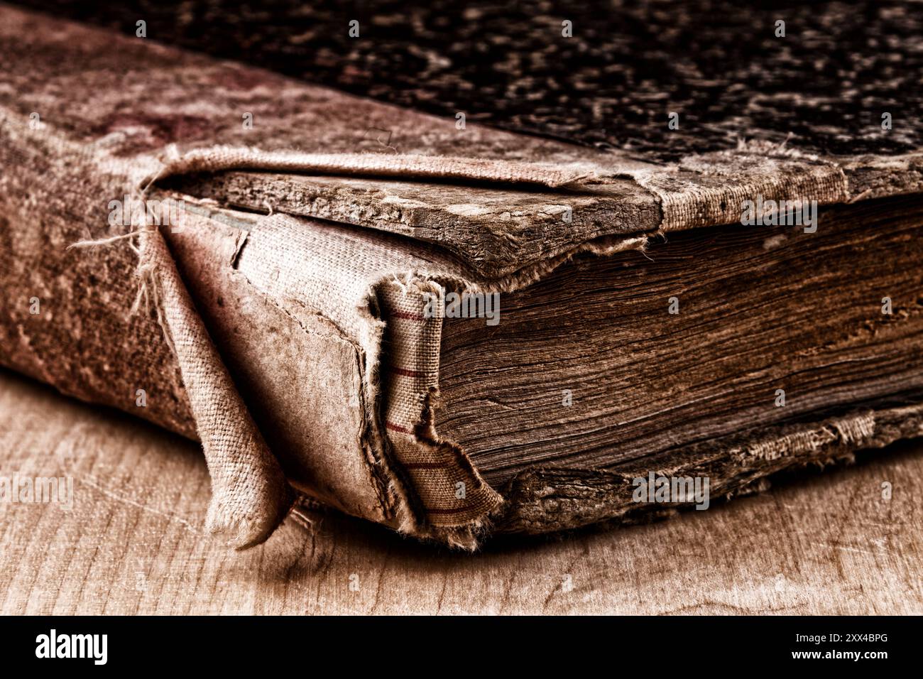 Libro molto vecchio con copertina e molte pagine adagiate su un tavolo di legno, datato 1896, immagine ravvicinata Foto Stock