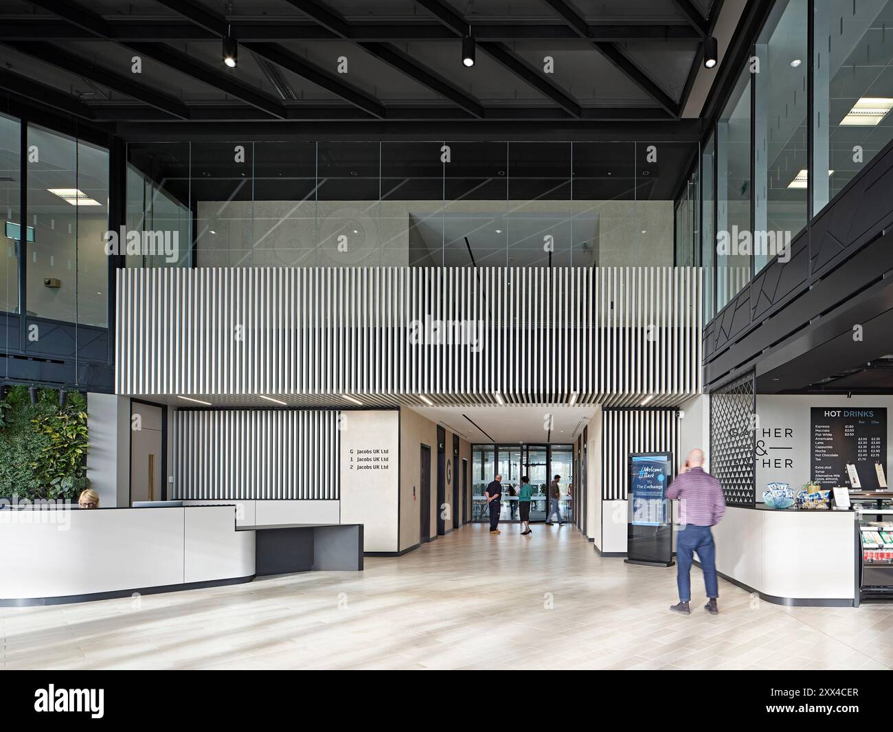 Atrio d'ingresso con banco ricevimento e caffetteria. Building 1180, Reading, Regno Unito. Architetto: Spratley + Partners, 2022. Foto Stock