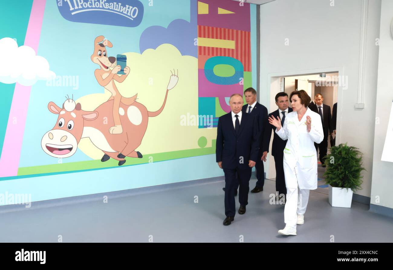 Krasnogorsk, Russia. 21 agosto 2024. Il presidente russo Vladimir Putin, centro, visita il Leonid Roshal Children's Clinical Centre, con il medico capo Tatyana Shapovalenko, destra, il governatore della regione di Mosca Andrei Vorobyov, e il ministro della salute Mikhail Murashko, 21 agosto 2024 a Krasnogorsk, Oblast di Mosca, Russia. Crediti: Vyacheslav Prokofyev/piscina del Cremlino/Alamy Live News Foto Stock