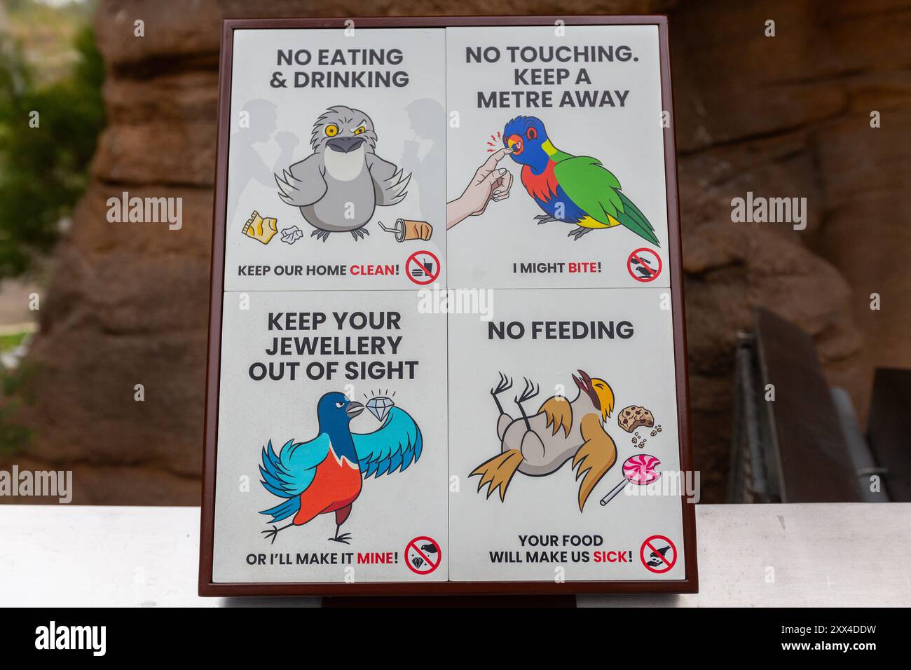 Simpatici cartelli colorati informano i visitatori su cosa non fare all'interno del Bird Paradise. Come niente alimentazione, niente mangiare bere, niente toccare. Singapore. Foto Stock