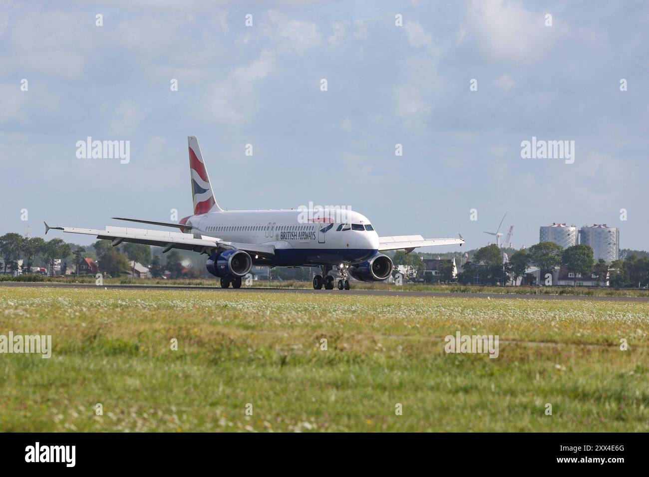 Ein Flugzeug der Fluggesellschaft British Airways, Airbus A320-232, Kennung G-GATN ist auf dem Flughafen Amsterdam Schiphol gelandet Flughafen Amsterdam Schiphol AM 21.08.2024 in Amsterdam/Niederlande. *** Un aeromobile della British Airways, Airbus A320 232, immatricolazione G GATN, è atterrato all'aeroporto Schiphol di Amsterdam Schiphol il 21 08 2024 ad Amsterdam Paesi Bassi Foto Stock