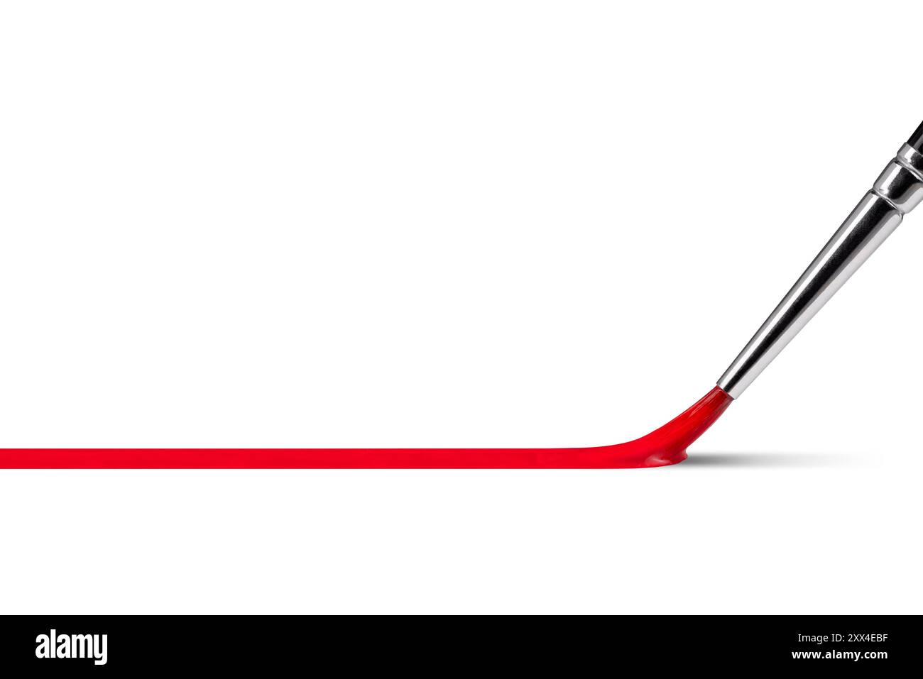 Tema artistico e artigianale che mostra un pennello mentre dipinge una linea rossa di vernice sul dorso bianco Foto Stock