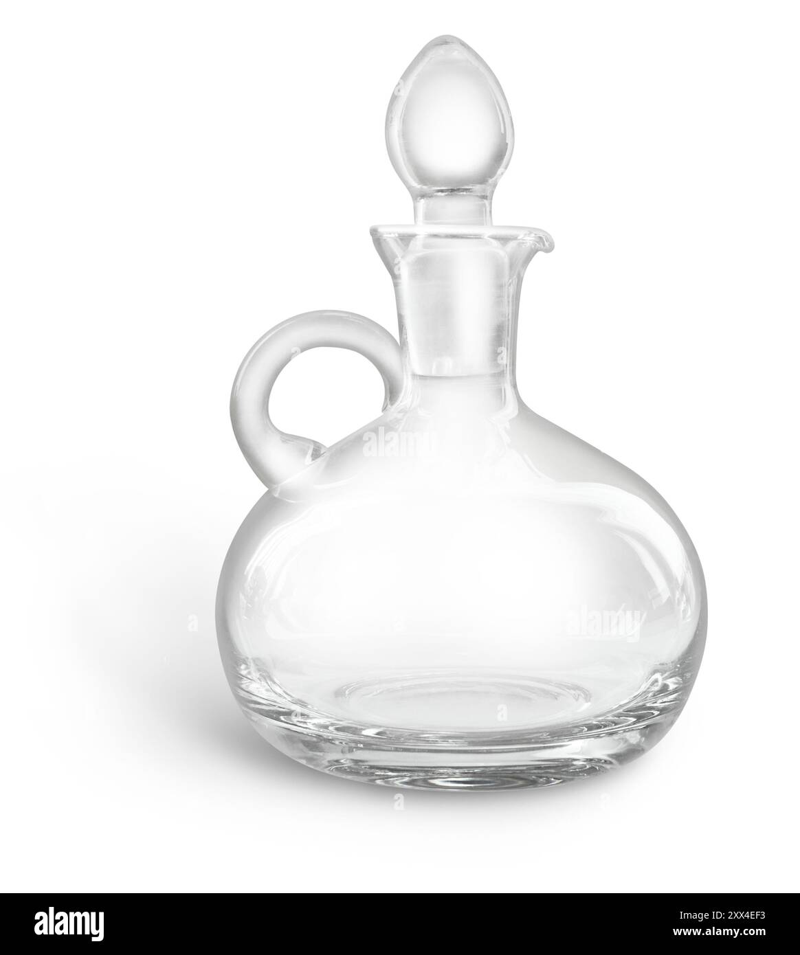 Fotografia in studio di una caraffa di vetro con chiusura isolata sul retro bianco con ombra Foto Stock