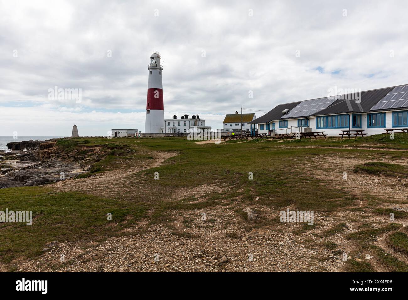 L'aspra costa del Dorset presso il faro Portland Bill Portland Bill è uno stretto promontorio all'estremità meridionale dell'Isola di Portland, Portland Bill UK Foto Stock