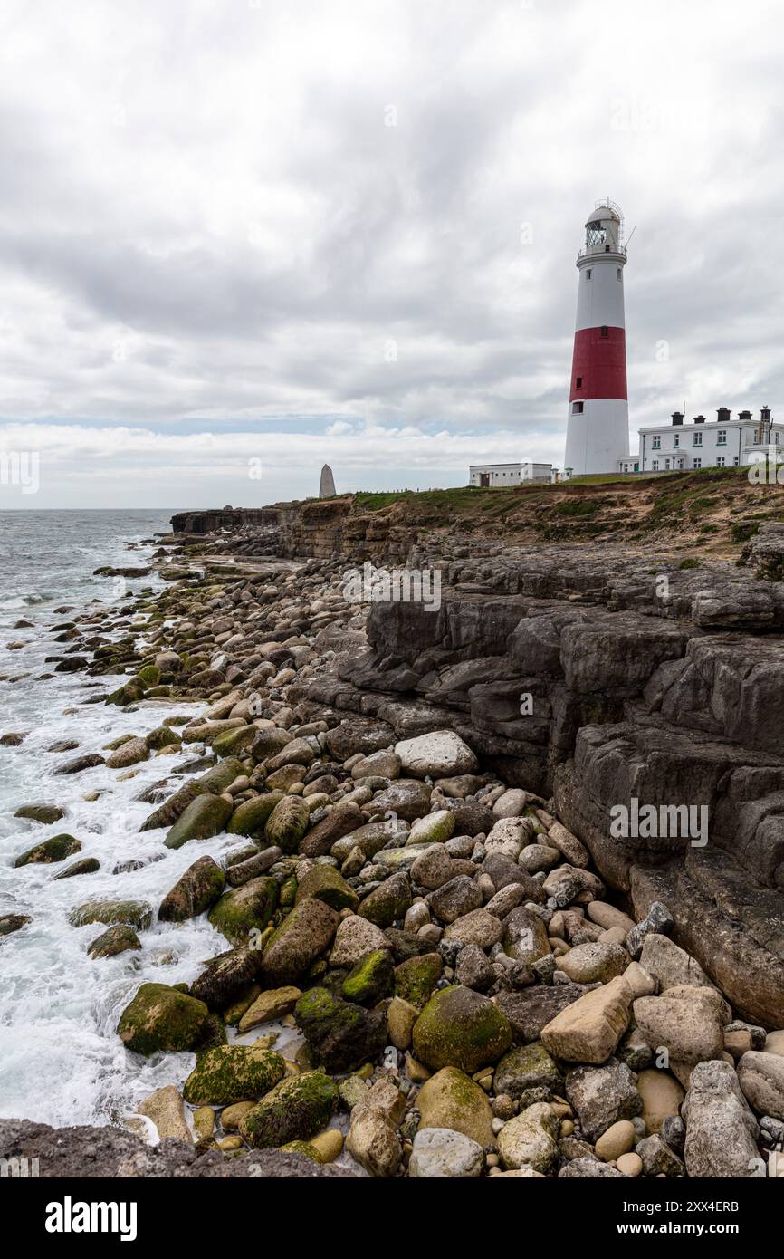 L'aspra costa del Dorset presso il faro Portland Bill Portland Bill è uno stretto promontorio all'estremità meridionale dell'Isola di Portland, Portland Bill UK Foto Stock
