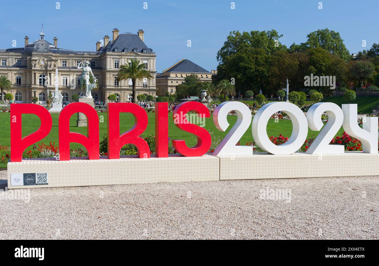 Parigi, Francia 08.22.2024. Cartello "Paris 2024" per i Giochi Olimpici di fronte al Palazzo del Lussemburgo nei giardini del Lussemburgo a Parigi. Foto Stock