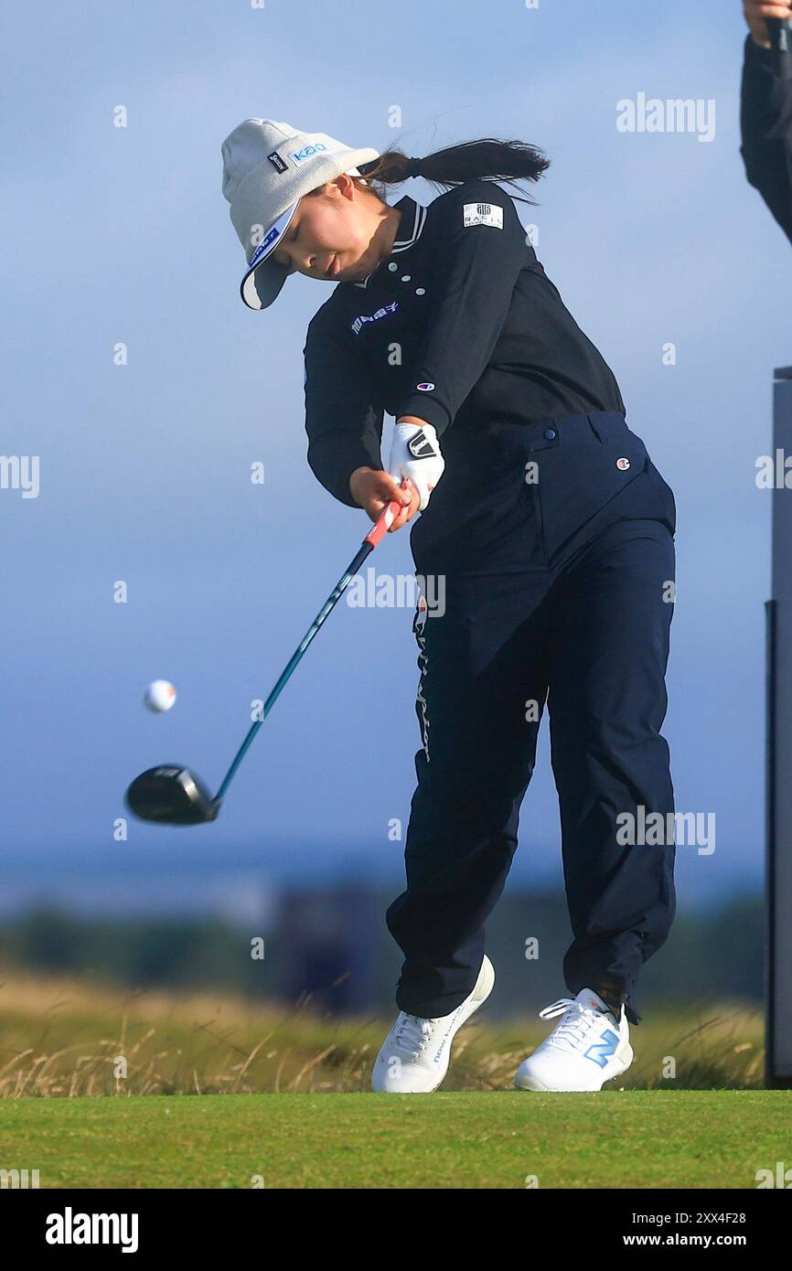 22 agosto 2024; Old Course at St Andrews, St Andrews, Fife, Scozia; AIG Womens Open Golf, Round 1; Miyu Yamashita of Japan tira fuori sulla quindicesima buca del Old Course, St Andrews Links durante il primo round dell'AIG Women&#x2019;S Open Foto Stock