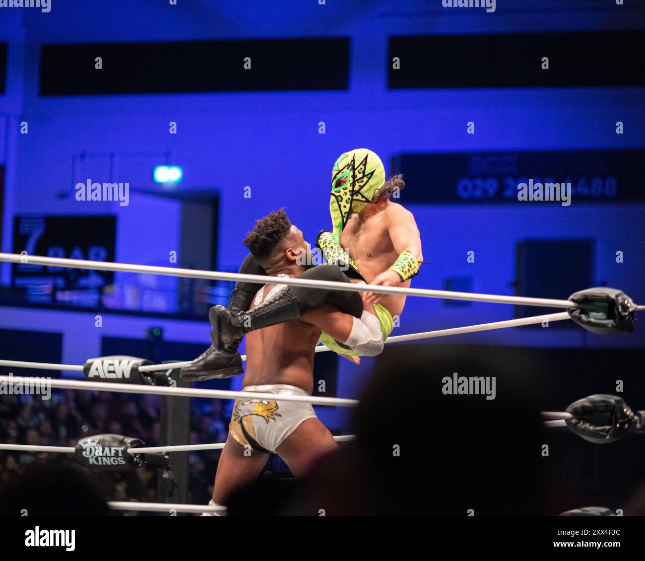 Cardiff, Regno Unito. 21 agosto 20214 AEW Dynamite (21 agosto 2024) è stata emanata dalla Utilita Arena di Cardiff, Galles. Lo show vide Bryan Danielson mostrare il suo spirito combattivo, Britt Baker che servì per vendicare Kamille in un contratto con Mercedes Moné, Chris Jericho che sconfisse Tommy Billington. Toni Storm sconfisse Saraya per mantenere il titolo e altri ancora in casa a All in. All Elite Wrestling all'Utilia Arena di Cardiff, Galles. Foto Stock