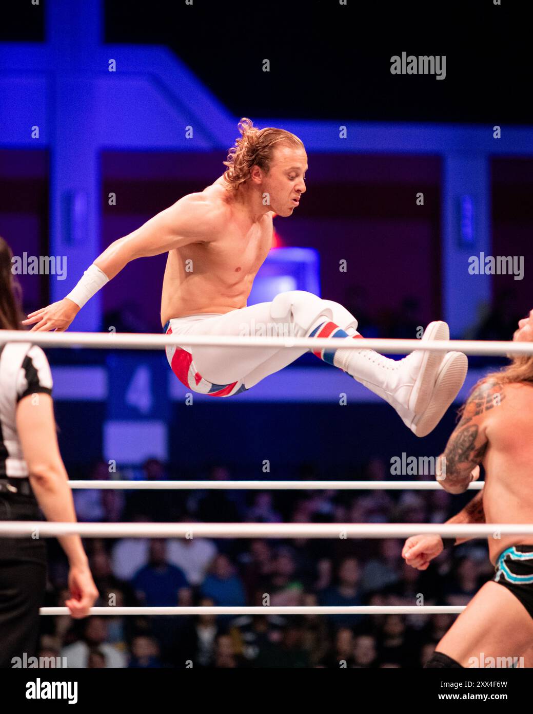 Cardiff, Regno Unito. 21 agosto 20214 AEW Dynamite (21 agosto 2024) è stata emanata dalla Utilita Arena di Cardiff, Galles. Lo show vide Bryan Danielson mostrare il suo spirito combattivo, Britt Baker che servì per vendicare Kamille in un contratto con Mercedes Moné, Chris Jericho che sconfisse Tommy Billington. Toni Storm sconfisse Saraya per mantenere il titolo e altri ancora in casa a All in. All Elite Wrestling all'Utilia Arena di Cardiff, Galles. Foto Stock