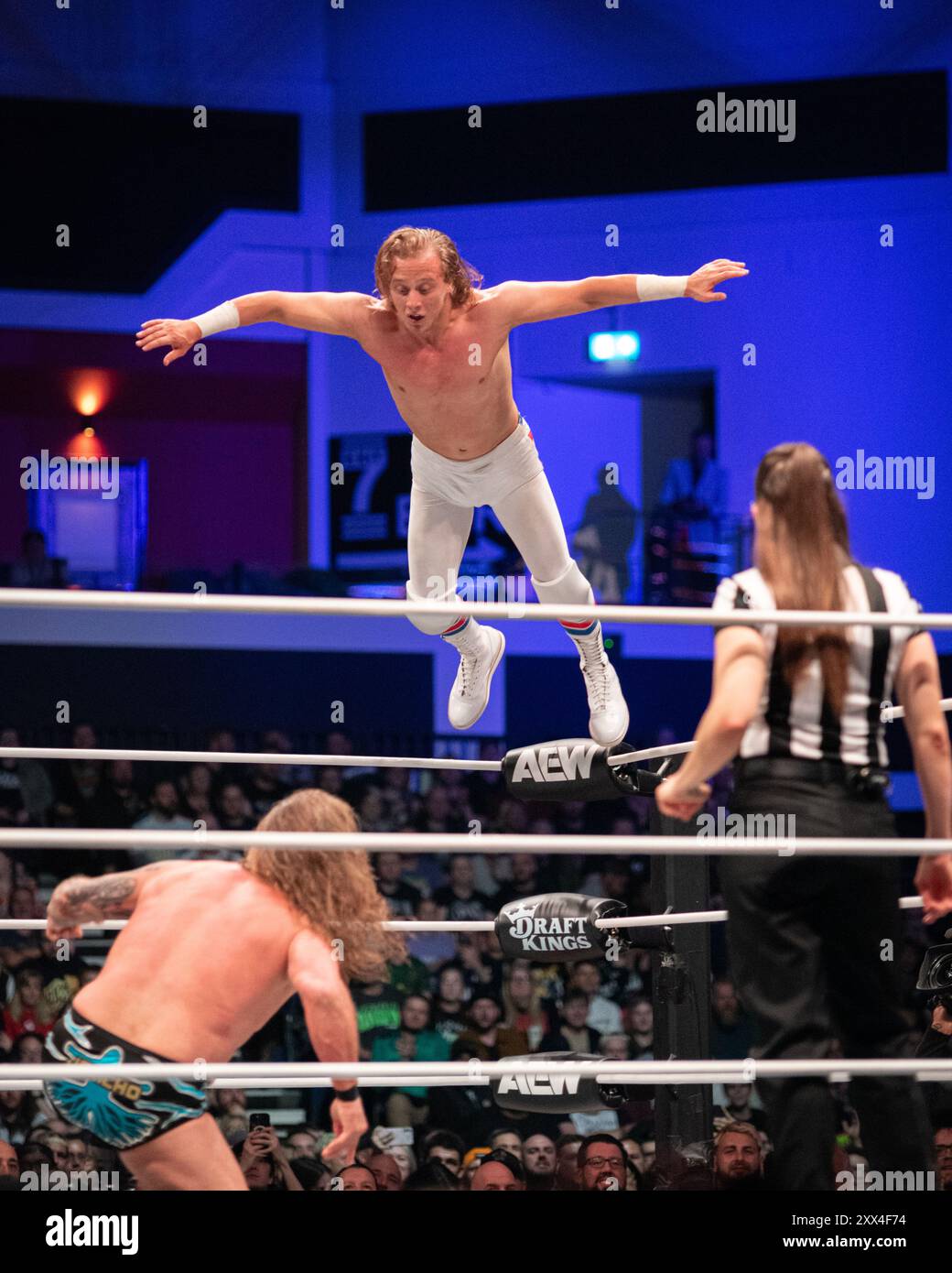 Cardiff, Regno Unito. 21 agosto 20214 AEW Dynamite (21 agosto 2024) è stata emanata dalla Utilita Arena di Cardiff, Galles. Lo show vide Bryan Danielson mostrare il suo spirito combattivo, Britt Baker che servì per vendicare Kamille in un contratto con Mercedes Moné, Chris Jericho che sconfisse Tommy Billington. Toni Storm sconfisse Saraya per mantenere il titolo e altri ancora in casa a All in. All Elite Wrestling all'Utilia Arena di Cardiff, Galles. Foto Stock