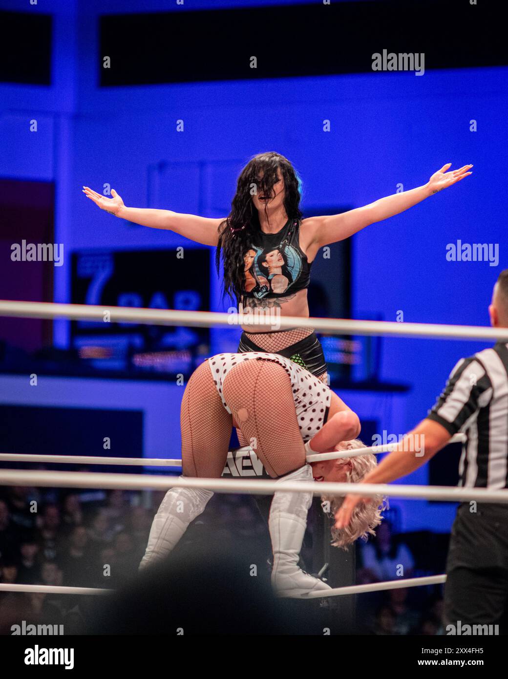 Cardiff, Regno Unito. 21 agosto 20214 AEW Dynamite (21 agosto 2024) è stata emanata dalla Utilita Arena di Cardiff, Galles. Lo show vide Bryan Danielson mostrare il suo spirito combattivo, Britt Baker che servì per vendicare Kamille in un contratto con Mercedes Moné, Chris Jericho che sconfisse Tommy Billington. Toni Storm sconfisse Saraya per mantenere il titolo e altri ancora in casa a All in. All Elite Wrestling all'Utilia Arena di Cardiff, Galles. Foto Stock