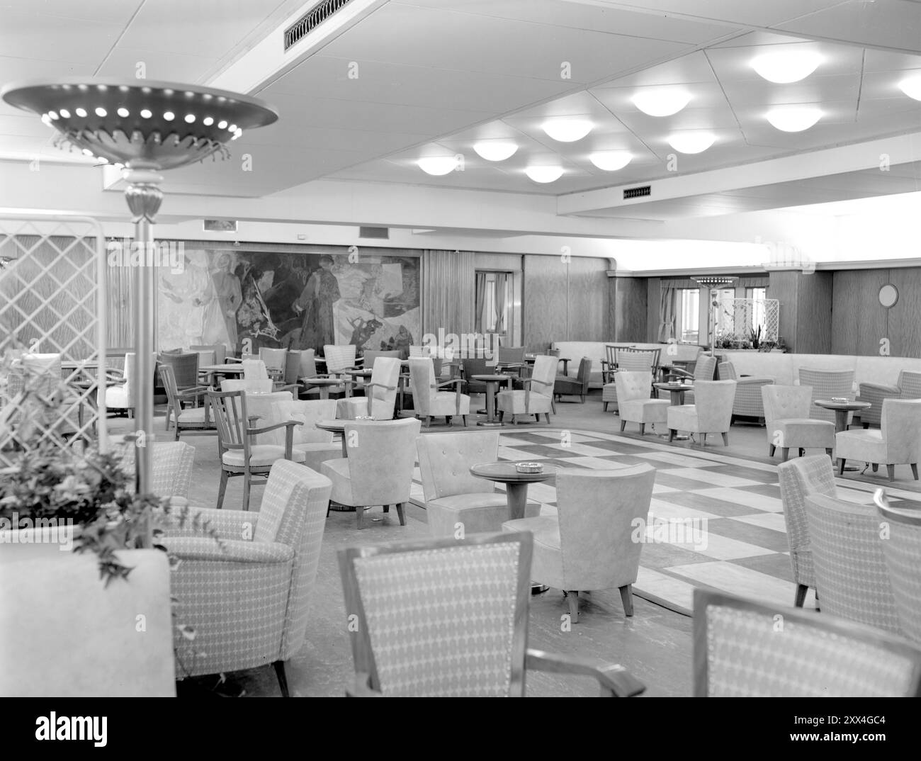 Effettivo 24-1949: Decine di migliaia hanno accolto OslofjordOslo. Domenica 13 novembre 1949. La barca passeggeri 'Oslofjord' arriva a Oslo per la prima volta. 'Decine di migliaia' erano arrivati per dare il benvenuto alla nave. -E questa è la sala da festa della classe turistica - 'Oslofjord' ha solo due classi. La spaziosa pista da ballo sarà probabilmente utilizzata ampiamente. Sullo sfondo il dipinto di Rolfsen 'Leiv Eriksson Discovered America'. Foto; Sverre A. Børretzen / Aktuell / NTB ***FOTO NON ELABORATA*** il testo dell'immagine è tradotto automaticamente Foto Stock