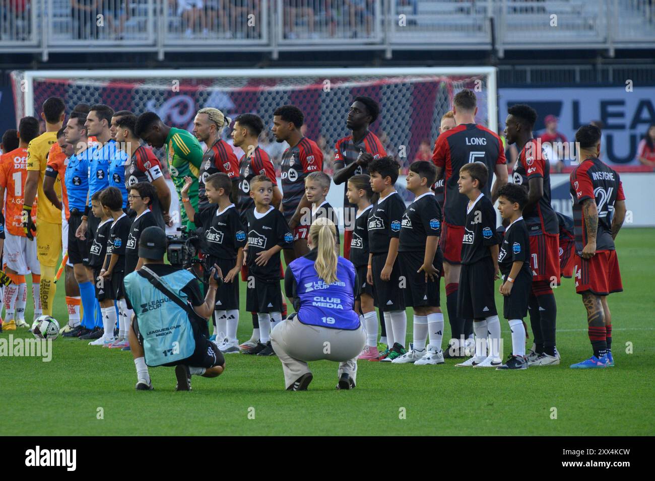 Toronto, ON, Canada - 4 agosto 2024: I giocatori stanno per l'inno nazionale prima della partita di Coppa di Lega tra Toronto FC (Canada) e C.F. Pachuca (Mexic Foto Stock