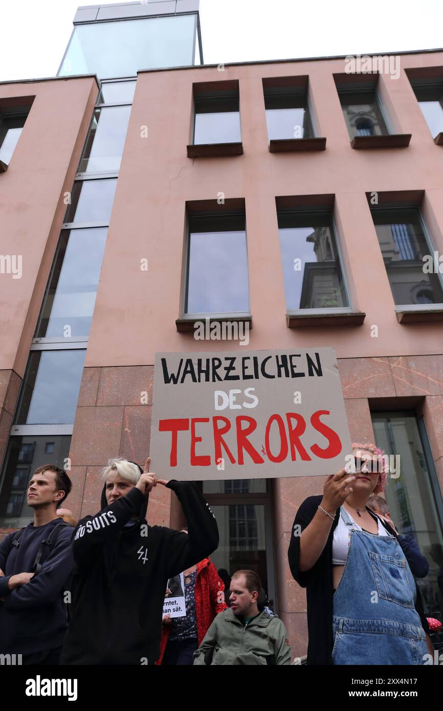 Zwei Demonstrantinnen mit Schild Wahrzeichen des Terrors während einer Kundgebung gegen die Eröffnung des wiederaufgebauten Turms der Garnisonkirche a Potsdam, 22. Agosto 2024. Eröffnung Garnisonkirche Potsdam *** due manifestanti con un segno del terrore durante una manifestazione contro l'apertura della torre ricostruita della chiesa della guarnigione di Potsdam, 22 agosto 2024 apertura della chiesa della guarnigione di Potsdam Foto Stock