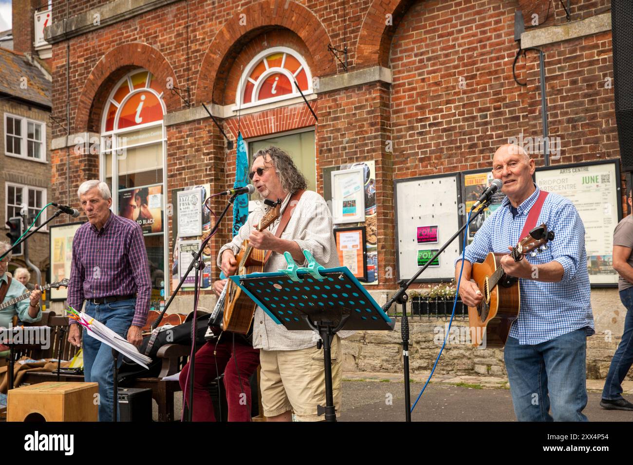 UK England, Dorset, Bridport, South Street, Buckydoo Square, raccolta fondi di musicisti folk per il Folk Festival Foto Stock
