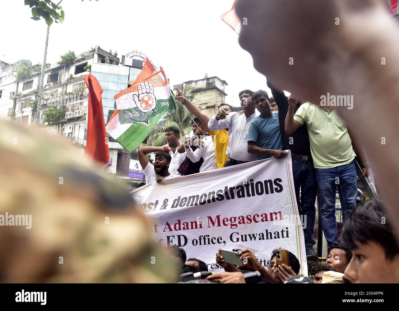 Guwahati, Guwahati, India. 22 agosto 2024. Attivisti del congresso che protestano davanti all'ufficio ed mentre protestano contro l'Adani Megascam a Guwahati in India giovedì 22 agosto 2024. (Credit Image: © Dasarath Deka/ZUMA Press Wire) SOLO PER USO EDITORIALE! Non per USO commerciale! Foto Stock