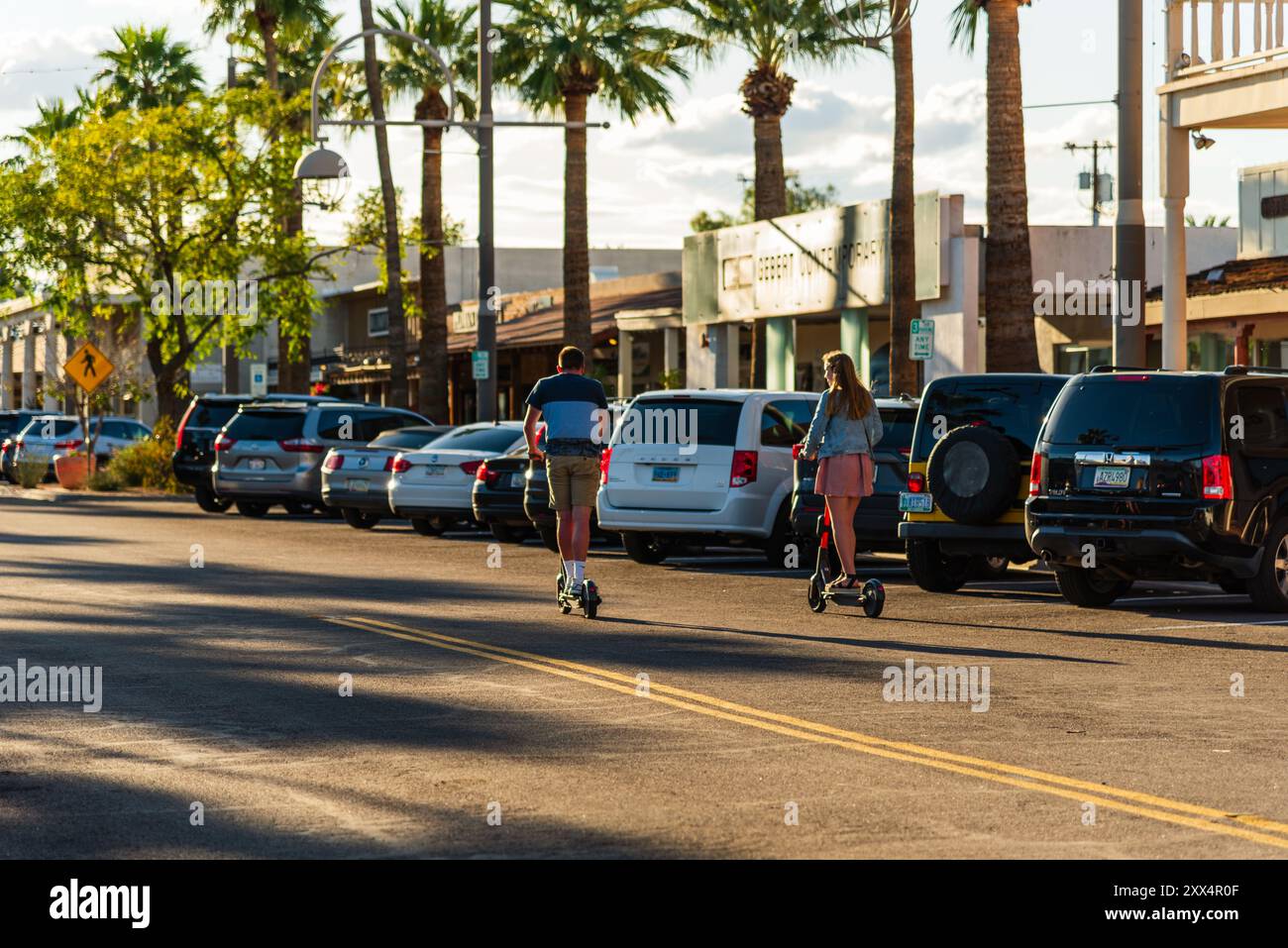 Uomo e donna in scooter nel centro di Scottsdale, Arizona. Foto Stock