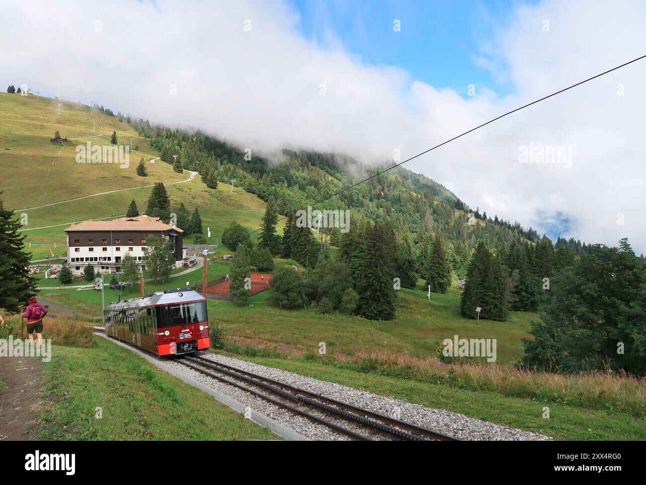 La funivia del Monte bianco nel col De Voza, alpeggi sopra Saint Gervais Les Bains nelle Alpi francesi. Foto Stock