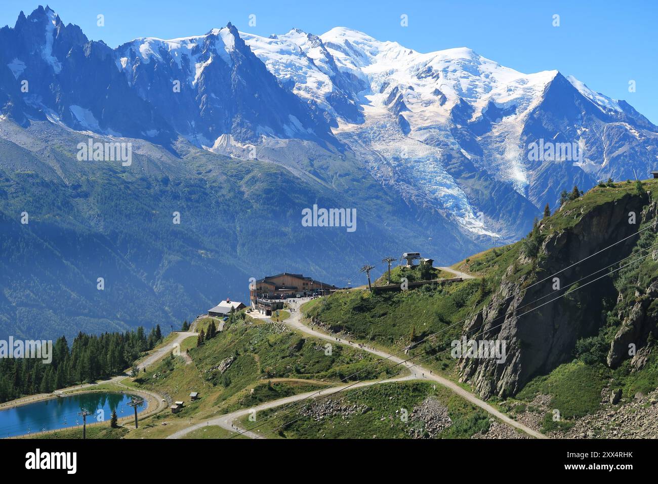 Stazione della funivia al Rifugio de la Flegere nella riserva naturale di Aiguilles Rouge sopra Chamonix, Francia. Massiccio del Monte bianco oltre. Foto Stock