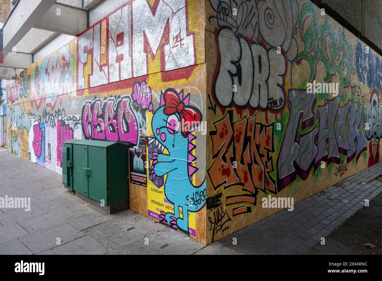 22 agosto 2024. Londra, Regno Unito. Foto di Ray Tang Properties sono recintati di sicurezza e imbarcati nella zona di Ladbroke Road mentre la comunità locale si prepara per il Carnevale di Notting Hill durante il fine settimana delle festività. Si stima che più di un milione di persone partecipino al più grande carnevale di strada d'Europa. Foto Stock