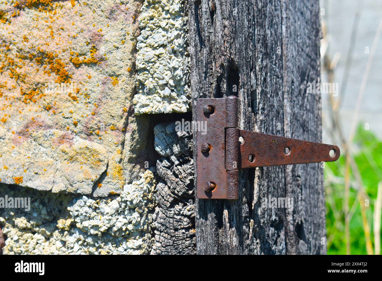 Closeup of an old metal door hinge on an abandoned rock building, probably a service station at one time, located on Old Route 66, near Spencer, MO. Foto Stock