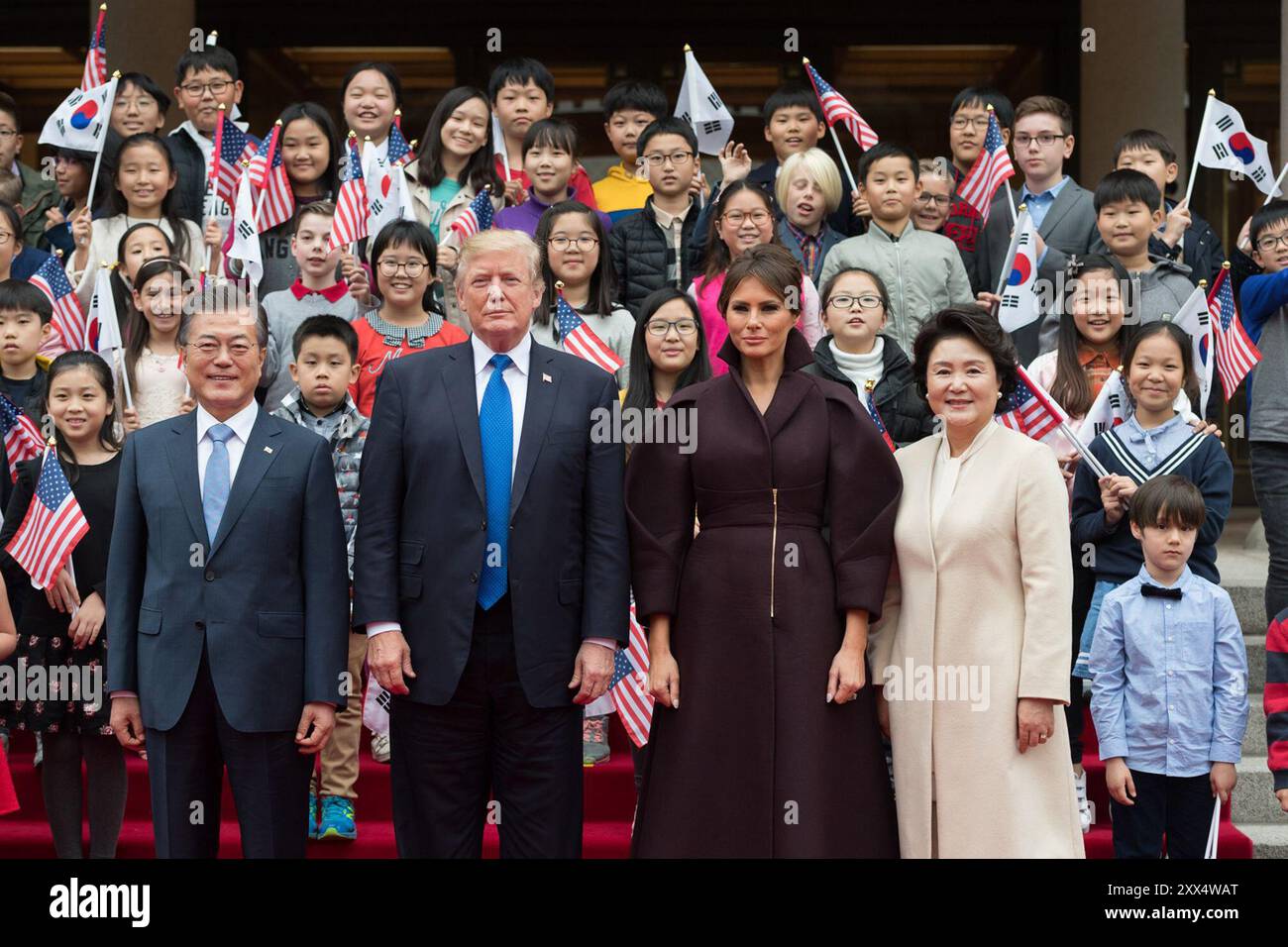 Presidente degli Stati Uniti Donald Trump e Presidente della Corea del Sud Moon Jae-in a Seoul, Corea del Sud, 7 novembre 2017 (foto ufficiale della Casa Bianca di Andrea Hanks) Foto Stock