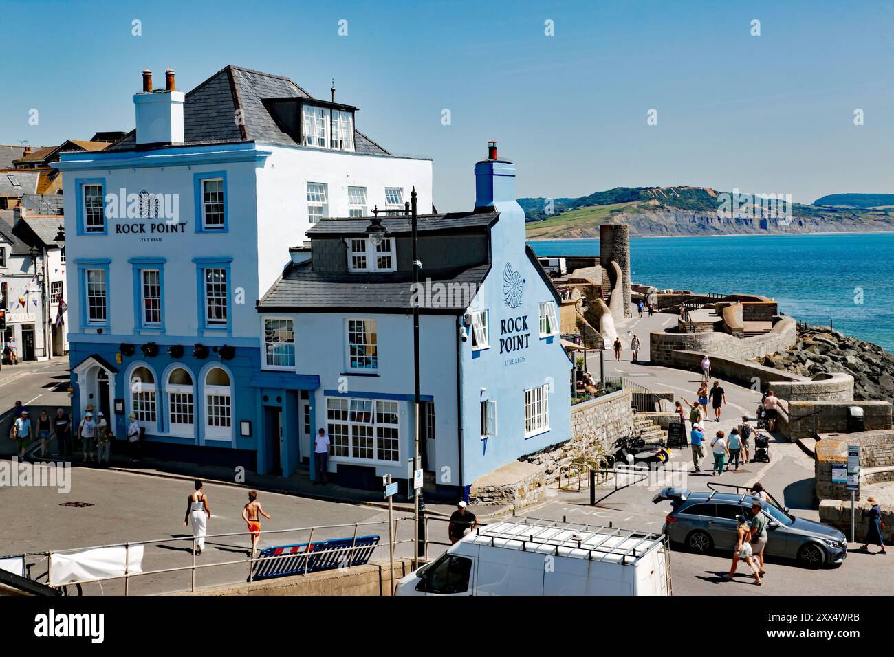 Vista sul Rock Point Inn, Lyme Regis, Dorset, verso Black Venn e Charmouth sulla Jurassic Coast Foto Stock