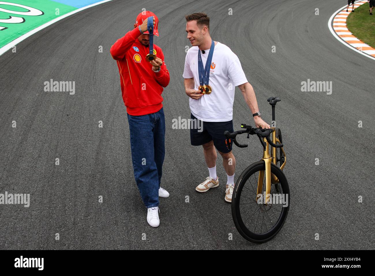 Zandvoort, paga Bas. 22 agosto 2024. LECLERC Charles (mco), Scuderia Ferrari SF-24, ritratto Harrie Lavreysen ciclista campionessa olimpica a Parigi durante il Gran Premio d'Olanda di Formula 1 Heineken 2024, 15° round del Campionato del mondo di Formula 1 2024 dal 23 al 25 agosto 2024 sul circuito Zandvoort, a Zandvoort, Paesi Bassi - foto Xavi Bonilla/DPPI credito: DPPI Media/Alamy Live News Foto Stock