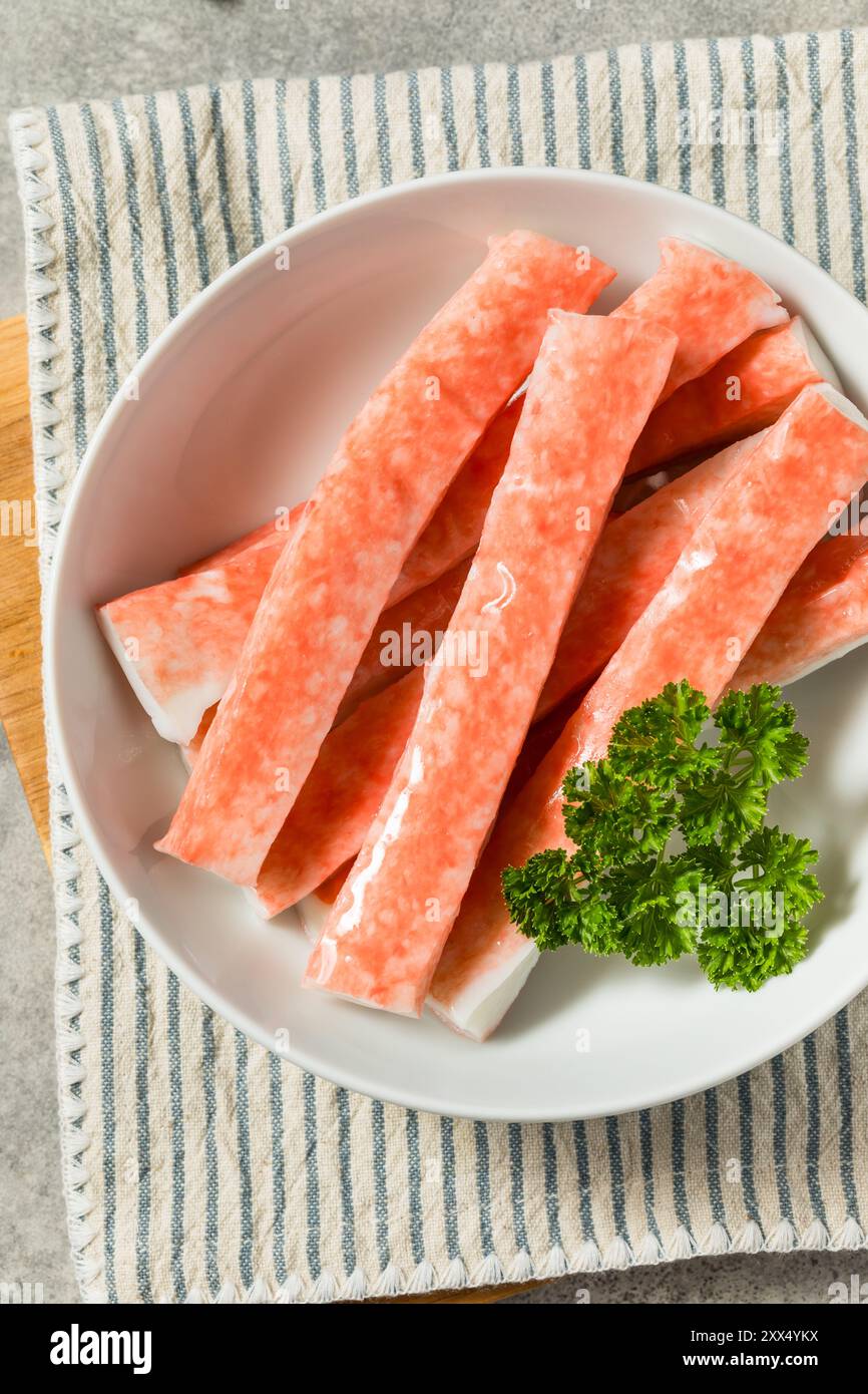 Bastoncini biologici per la carne di granchio cruda pronti da mangiare Foto Stock