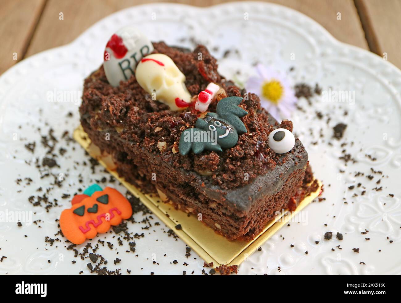 Torta al cioccolato a forma di scatola di Halloween su un piatto bianco Foto Stock