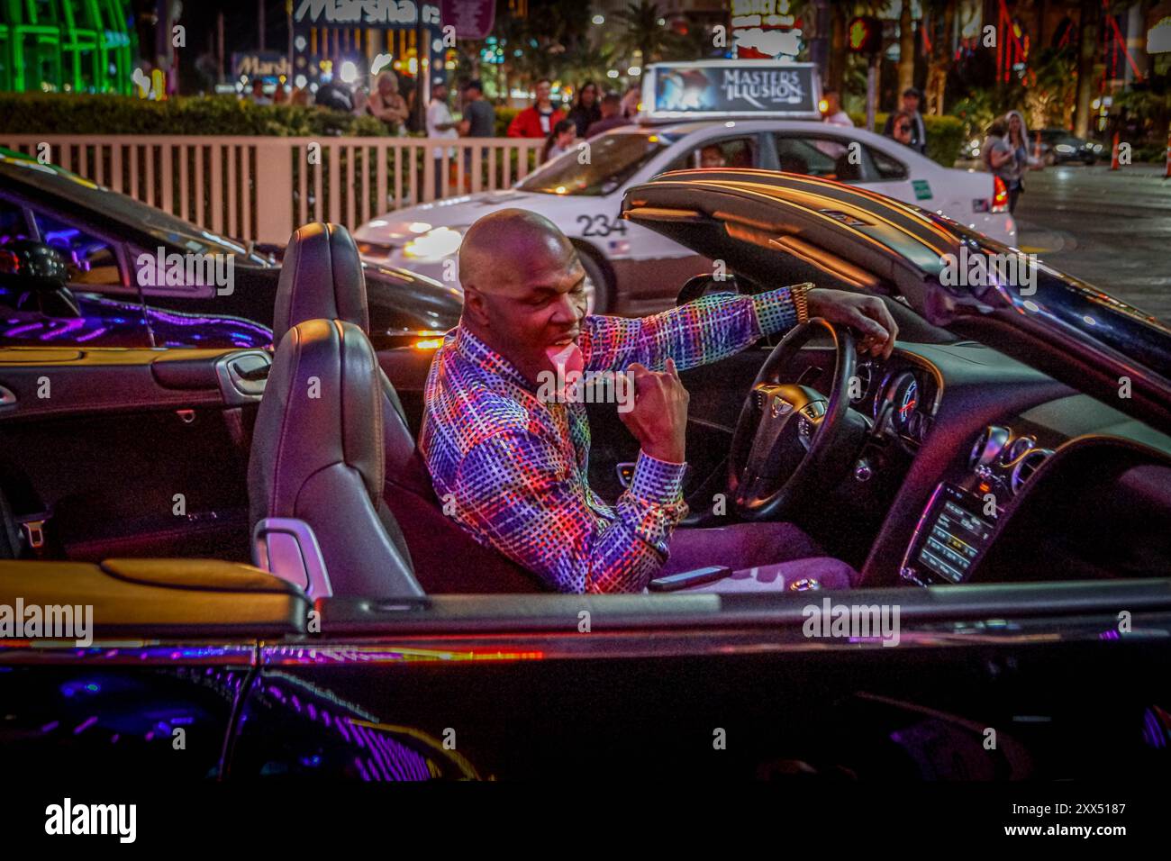 La foto di Mike Tyson, un famoso pugile e sportivo americano, nella cabriolet di Las Vegas Street, USA. Foto Stock