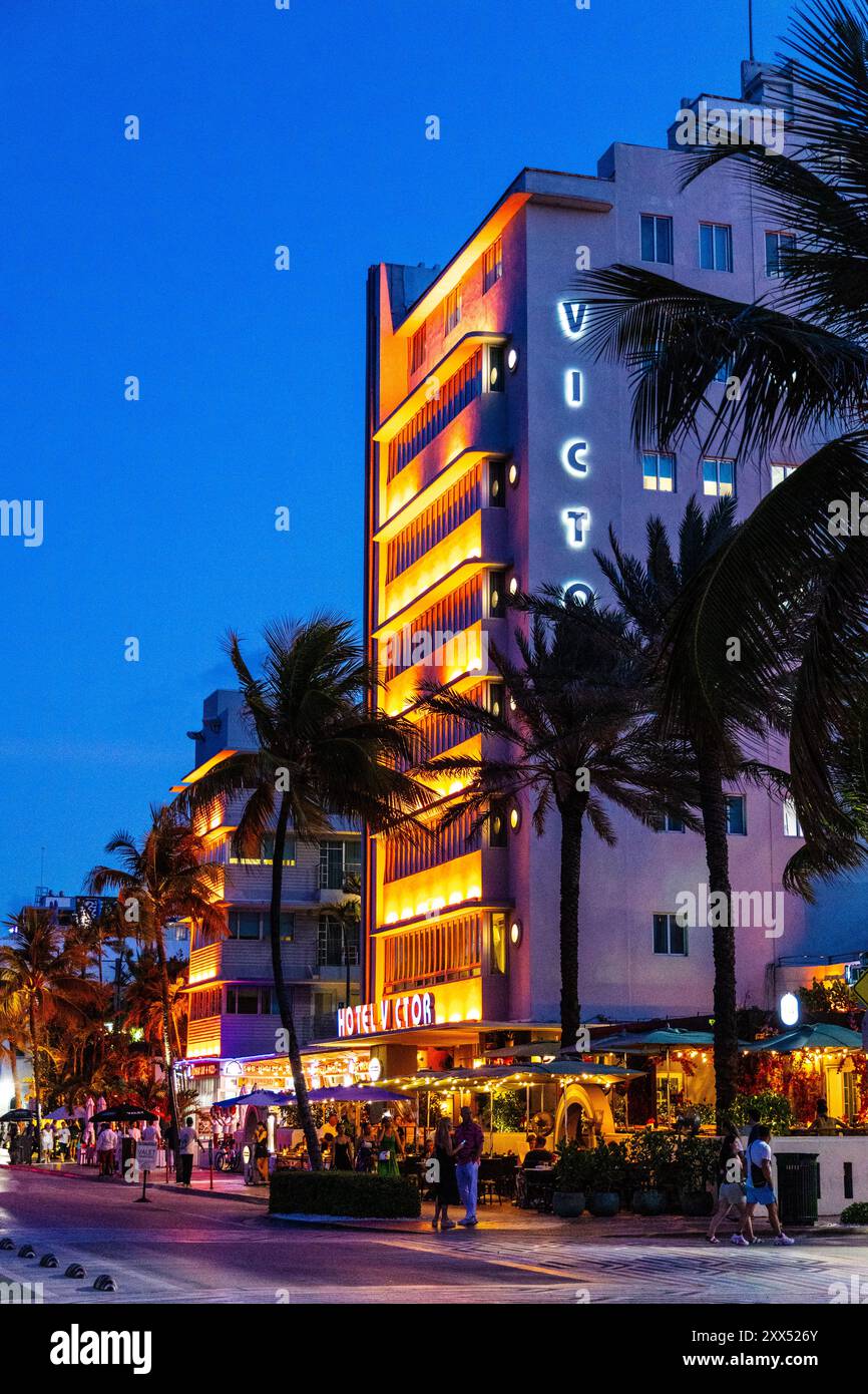 Esterno dell'Hotel Victor e edifici e ristoranti in stile art deco illuminati lungo Ocean Drive, Miami Beach, Florida, Stati Uniti Foto Stock