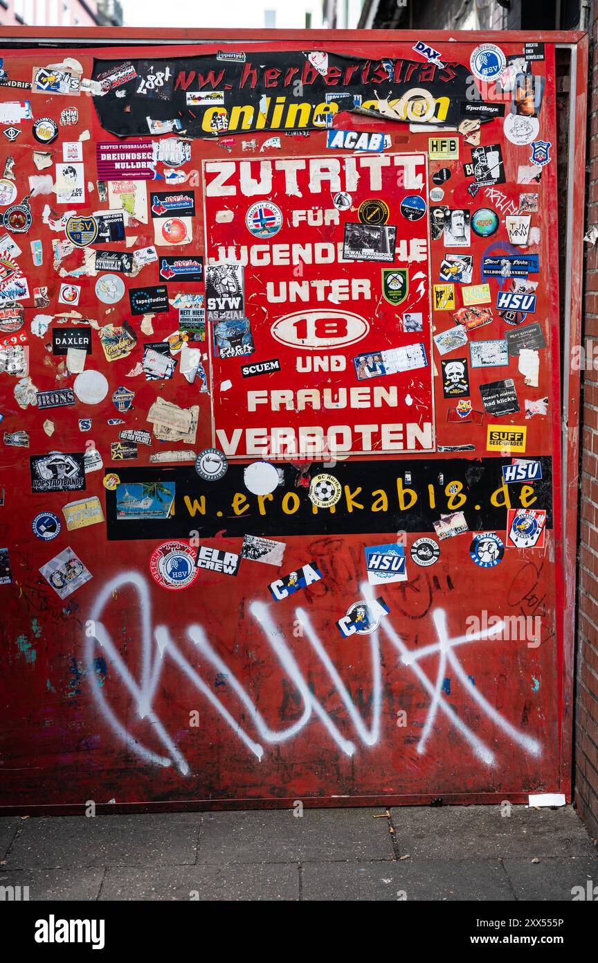 Amburgo, Germania, 19 luglio 2024 - segno colorato del Herbertstraße, il quartiere rosso con la prostituzione Foto Stock