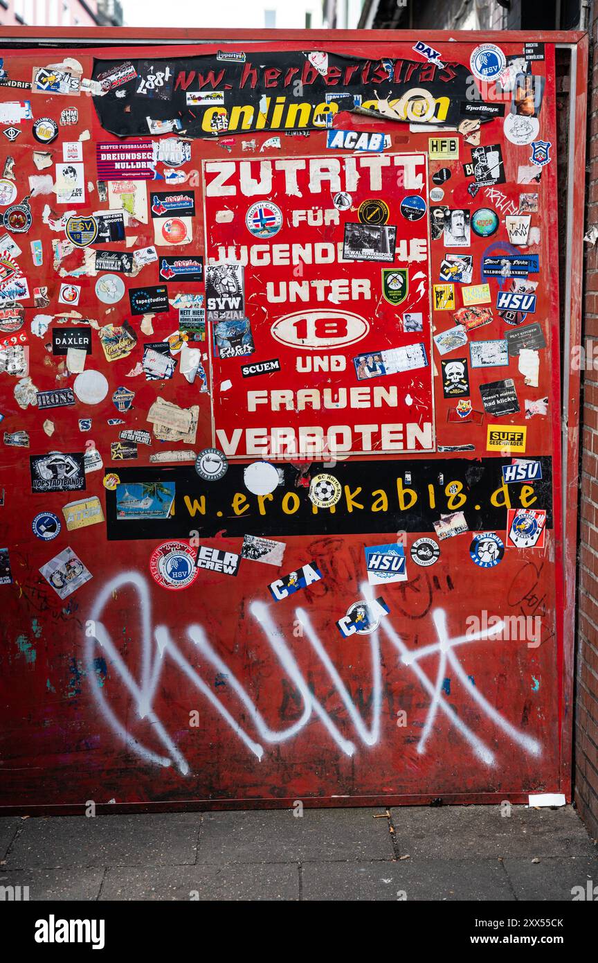 Amburgo, Germania, 19 luglio 2024 - segno colorato del Herbertstraße, il quartiere rosso con la prostituzione Foto Stock