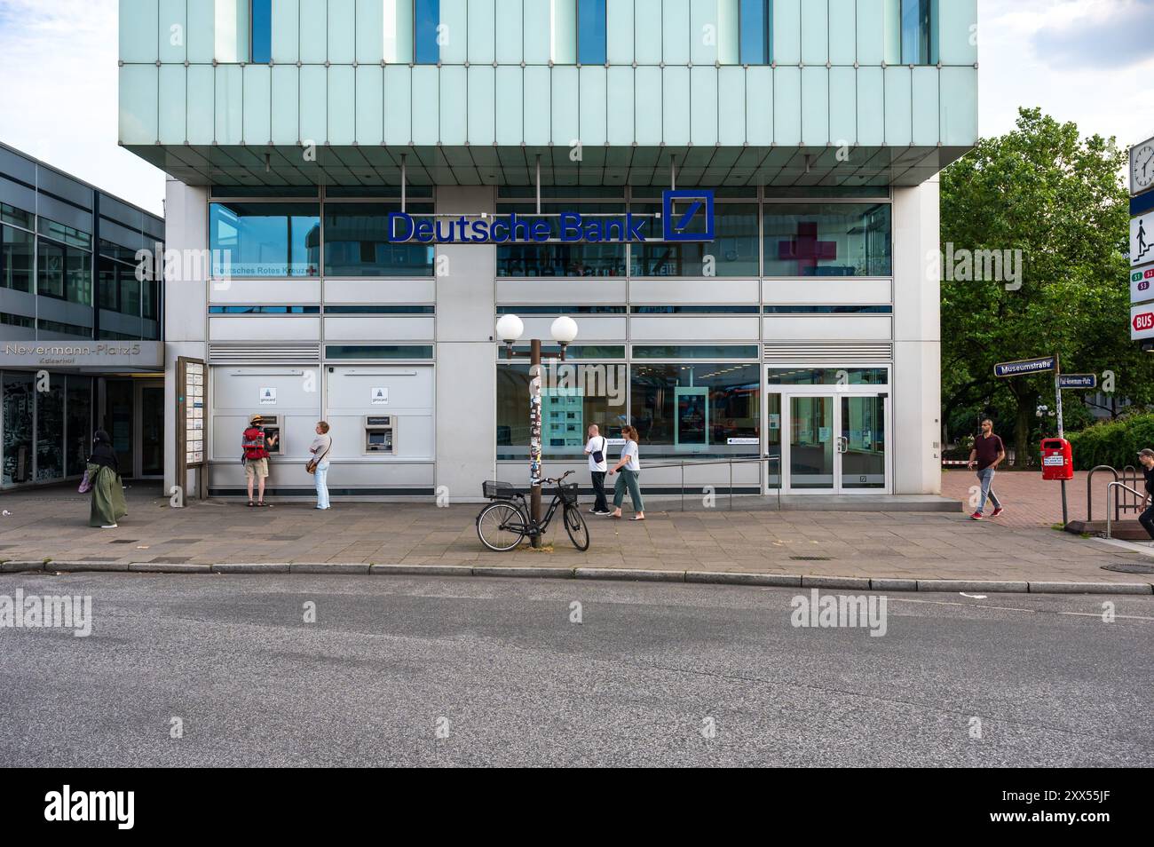 Amburgo, Germania, 19 luglio 2024 - facciata della Deutsche Bank nel distretto di Altona Foto Stock