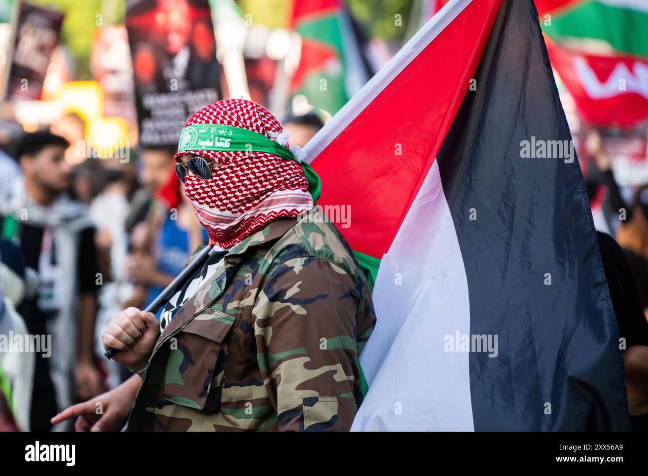 Un manifestante pro-palestinese che indossa una fascia Hamas marciò contro il DNC a Chicago sull'Illinois il 21 agosto 2024. Foto Stock