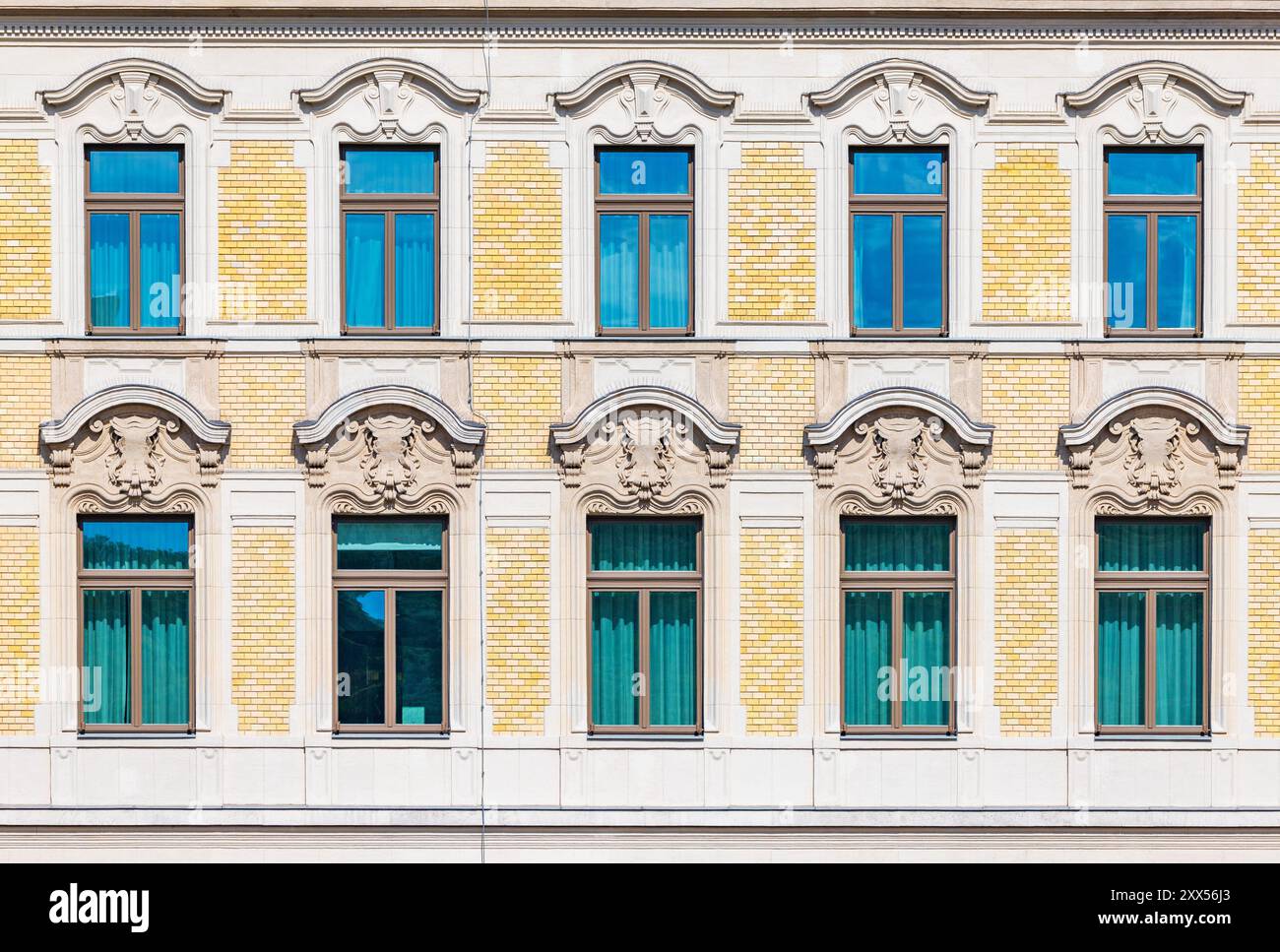 Facciata di un vecchio edificio storico a Budapest Foto Stock