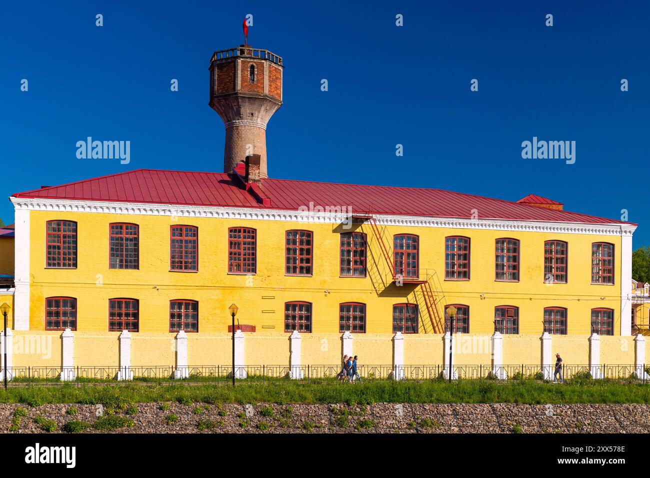 Ivanovo, Russia - 28 maggio 2024: Ya.N. La fabbrica di cotone e stampe chintz di Fokin a Ivanovo. Argine del fiume Uvod. Anello d'oro della Russia. Foto Stock