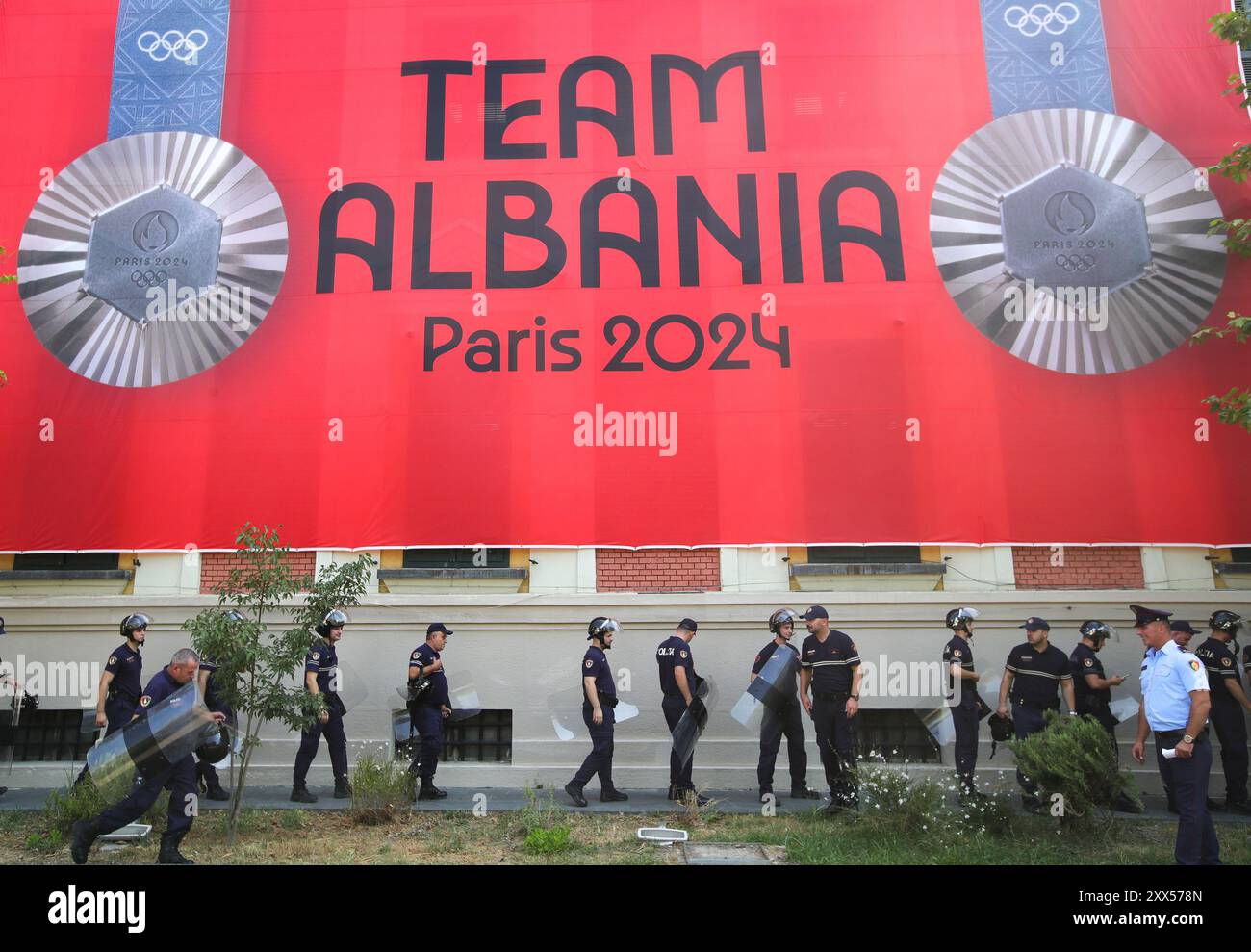 Tirana, Tirana, Albania. 22 agosto 2024. Le forze di polizia speciali albanesi occupano il perimetro dell'edificio municipale di Tirana come protesta organizzata dal Partito Democratico di opposizione albanese che chiede al governo di dimettersi e formare un governo ad interim per combattere la corruzione nel paese. (Credit Image: © Armando Babani/ZUMA Press Wire) SOLO PER USO EDITORIALE! Non per USO commerciale! Foto Stock