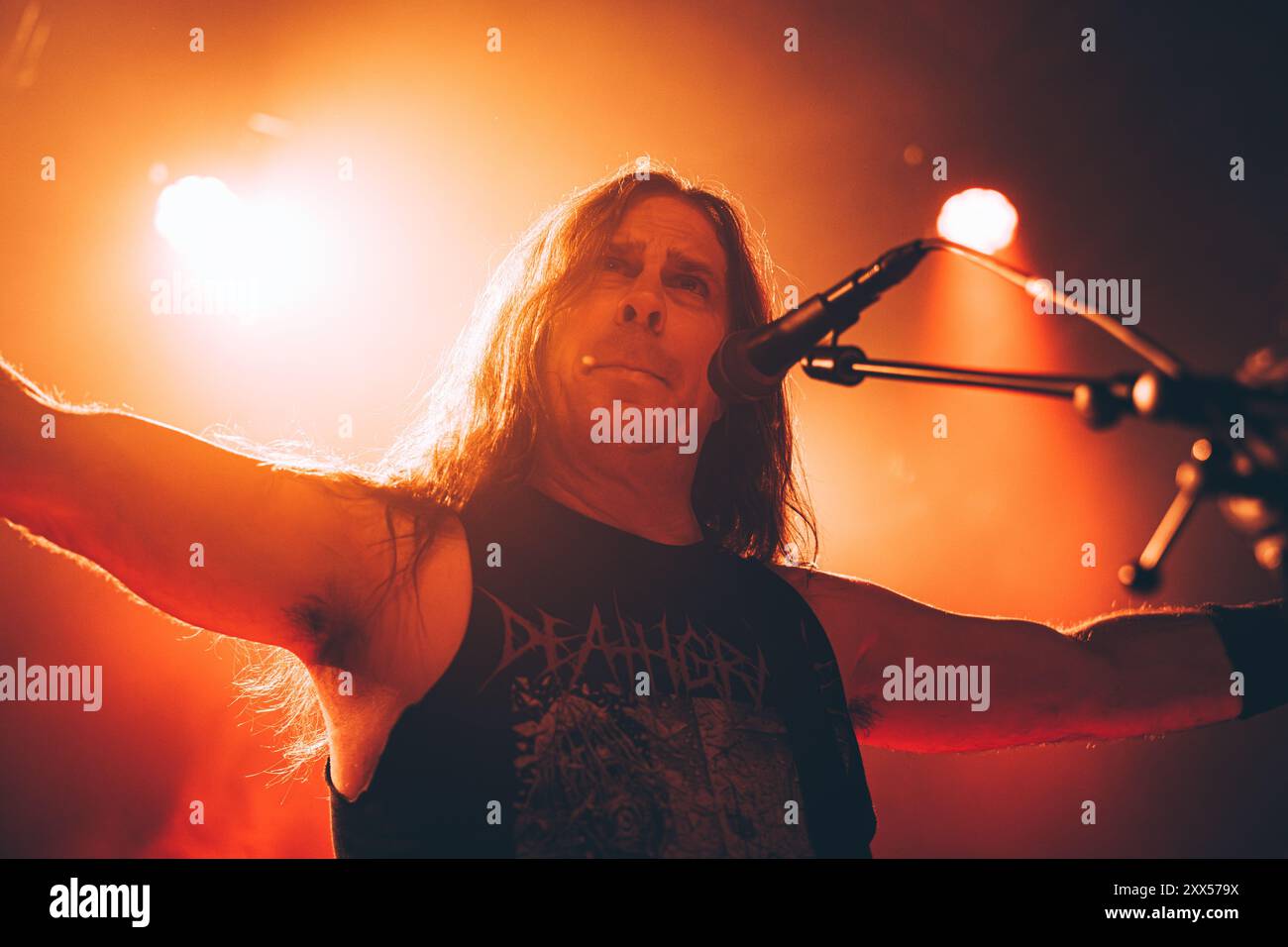 Copenaghen, Danimarca. 21 agosto 2024. La band death metal americana Left to Die esegue un concerto dal vivo al Pumpehuset di Copenaghen. Qui il cantante e chitarrista Matt Harvey viene visto dal vivo sul palco. Credito: Gonzales Photo/Alamy Live News Foto Stock