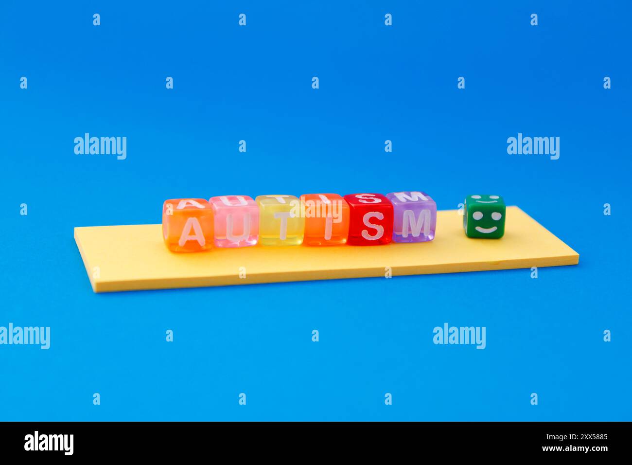 Autismo, faccia felice e cubi colorati Foto Stock