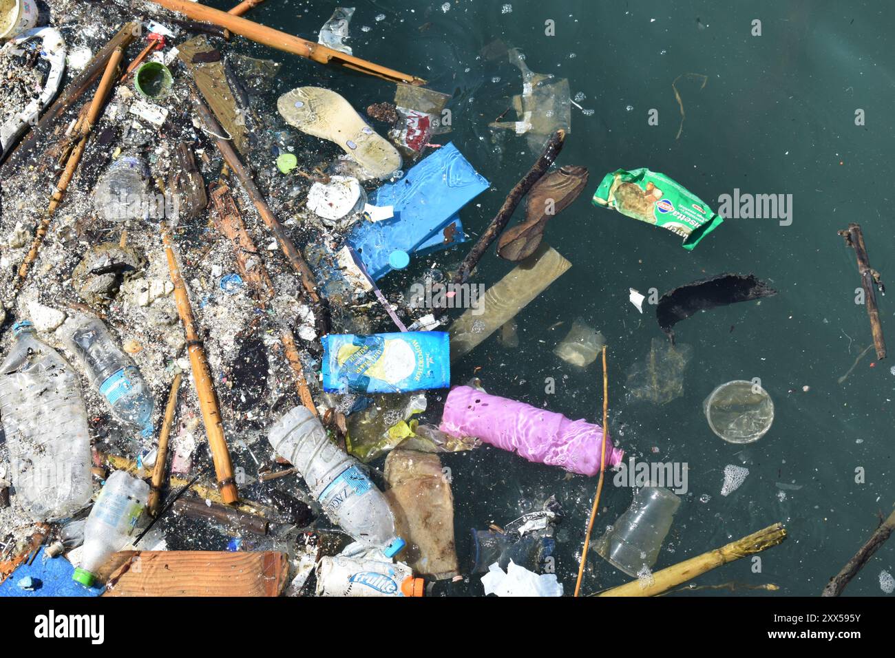 ATENE, GRECIA - 5 SETTEMBRE 2018: Spazzatura galleggiante sul mare di Atene Foto Stock