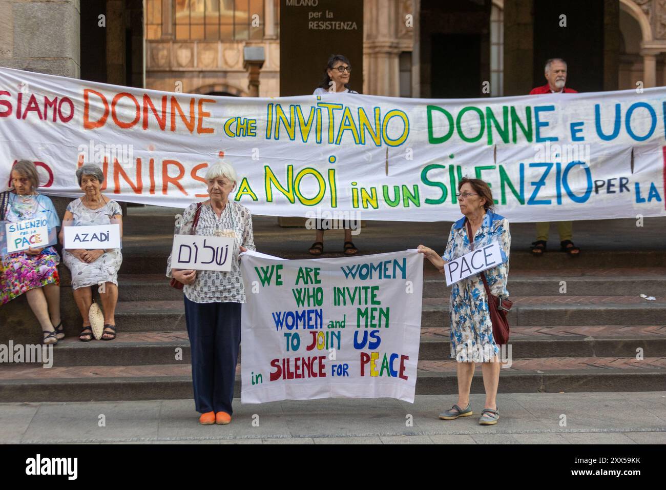 Presidio "silenzio per la pace", contro il conflitto in Ucraina e ogni forma di violenza in Piazza Mercanti - Milano, Italia - Gioved&#xec;, 22 agosto 2024 (foto Stefano porta/LaPresse) manifestazione "silenzio per la pace", contro il conflitto in Ucraina e tutte le forme di violenza in Piazza Mercanti - Milano, Italia - giovedì 22 agosto 2024 (foto Stefano porta/LaPresse) presidio per la violenza in Piazza Mercanti - scontro in Ucraina, incontro tra Italia, Italia, violenza e Italia -#violenza in Cina 22 agosto 2024 (foto Stefano porta/LaPresse) "silenzio Foto Stock