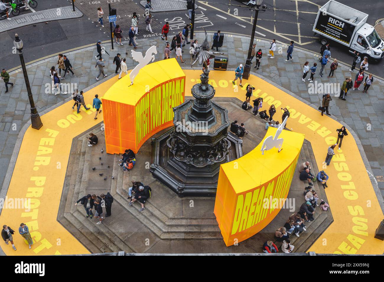 Veduta aerea di ‘cose buone arrivano a coloro che aspettano’ installazione di Yinka Ilori. L'installazione artistica si svolge intorno alla fontana di Piccadilly Circus. Foto Stock