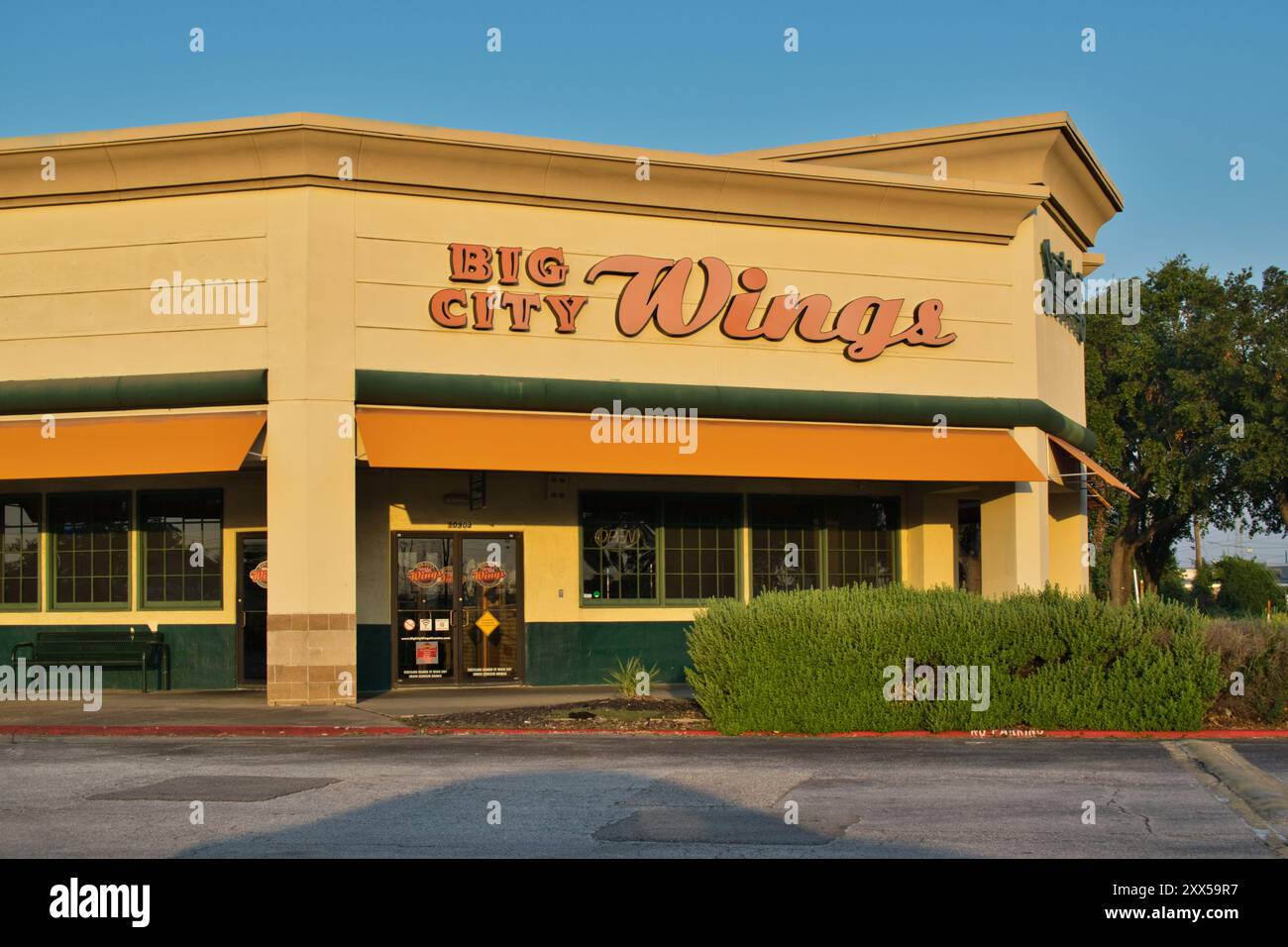 Houston, Texas USA 08-11-2024: Ristorante Big City Wings, negozio esterno per affari. Foto Stock