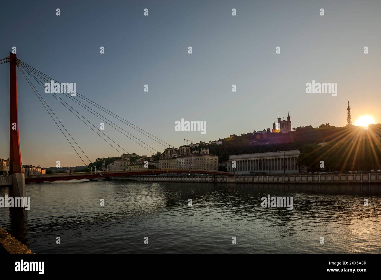Tramonto sulla Vecchia Lione con la Corte d'appello e la Basilica di Fourviere, un luogo di viaggio europeo da non perdere Foto Stock