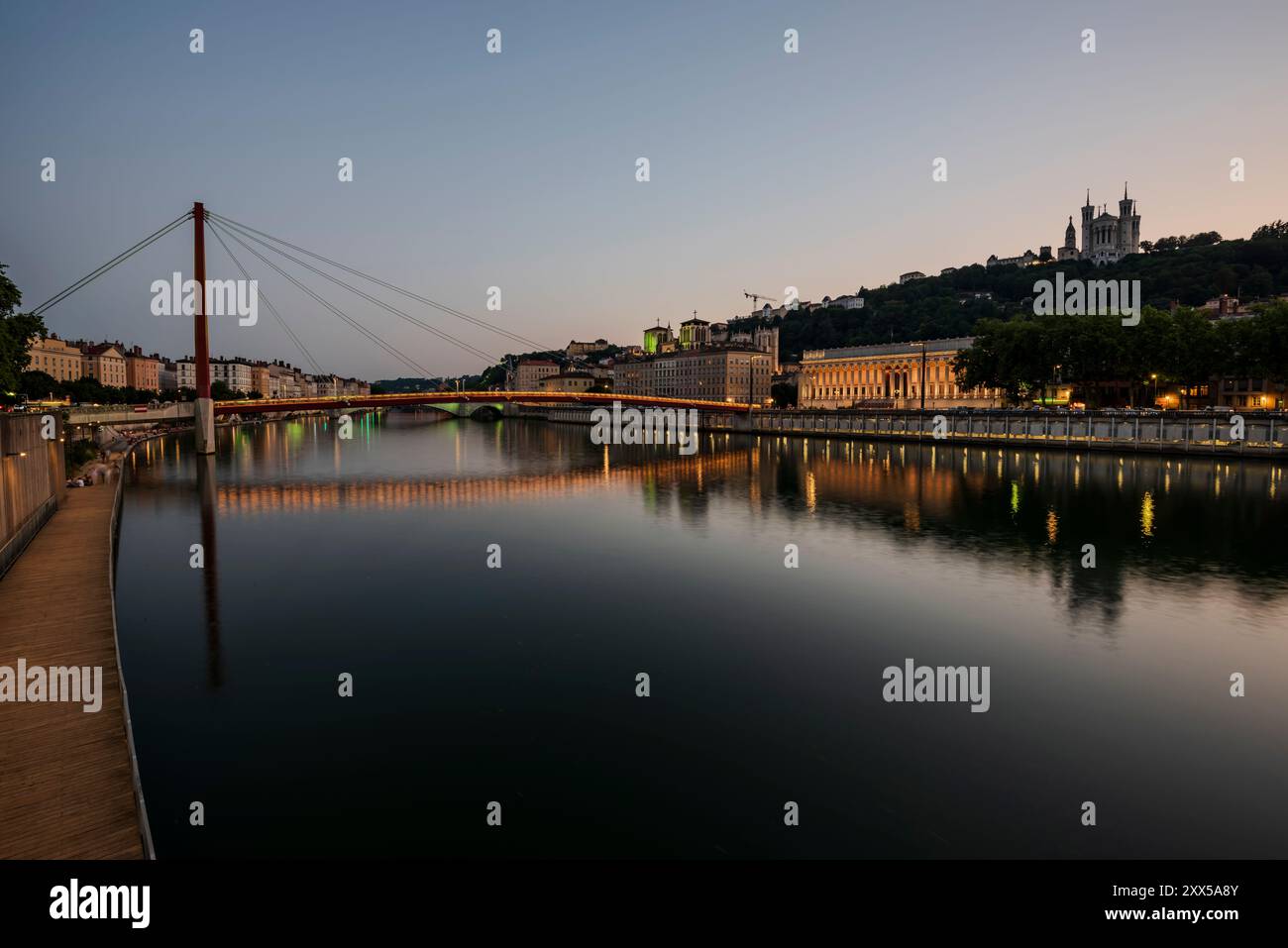 Vista al tramonto della Vecchia Lione con la Corte d'appello e la Basilica di Fourviere, una splendida destinazione di viaggio in Francia Foto Stock
